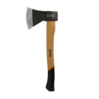 Siekiera z drewnianym trzonkiem